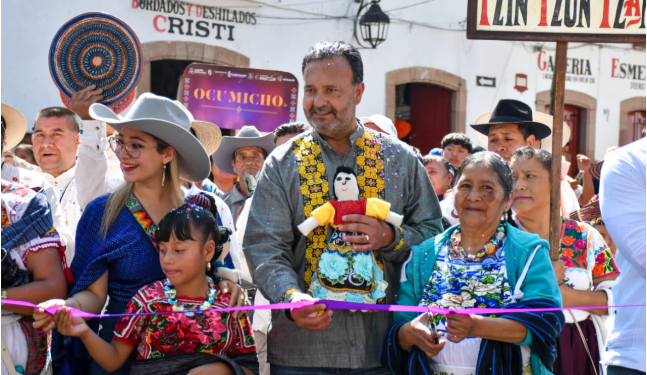 Julio Arreola inaugura el Desfile Artesanal y el Tianguis de la Noche de Ánimas Pátzcuaro 2025