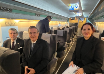 El secretario de Economía, Marcelo Ebrard, llega a la República de Corea para participar en la Cumbre de la APEC