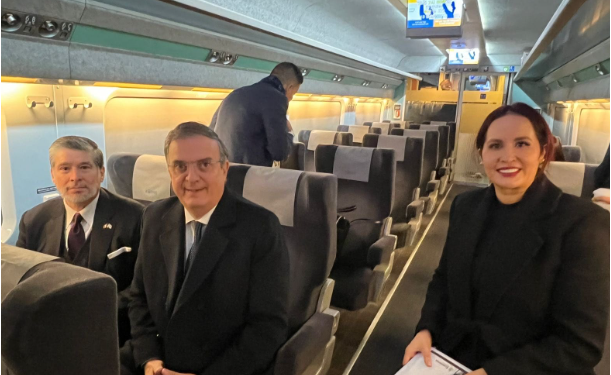 El secretario de Economía, Marcelo Ebrard, llega a la República de Corea para participar en la Cumbre de la APEC