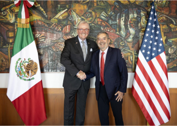 Juan Ramón de la Fuente y el gobernador de Nueva Jersey, Phil Murphy, dialogan sobre asuntos migratorios