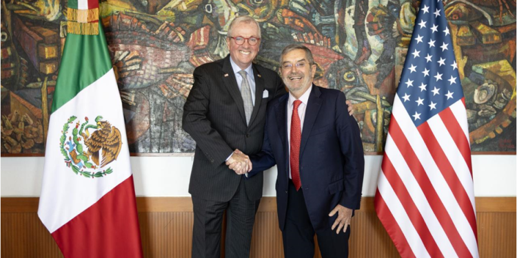 Juan Ramón de la Fuente y el gobernador de Nueva Jersey, Phil Murphy, dialogan sobre asuntos migratorios
