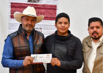 Julio Arreola Entrega Apoyos para la Educación y los Jóvenes de la región de Pátzcuaro