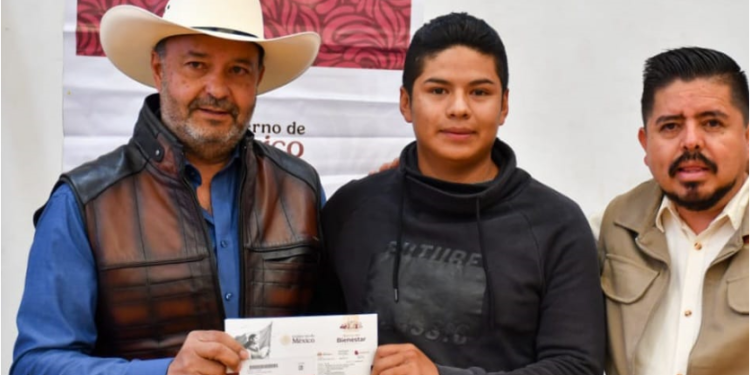 Julio Arreola Entrega Apoyos para la Educación y los Jóvenes de la región de Pátzcuaro