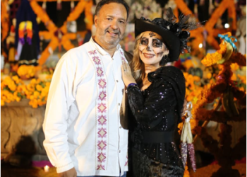 Julio Arreola inaugura el altar monumental de Noche de Ánimas e invita a vivir las tradiciones con respeto