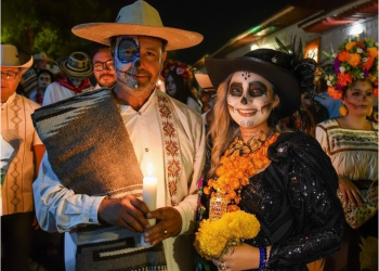 Julio Arreola encabezó el desfile “Camino al Cielo” en Pátzcuaro