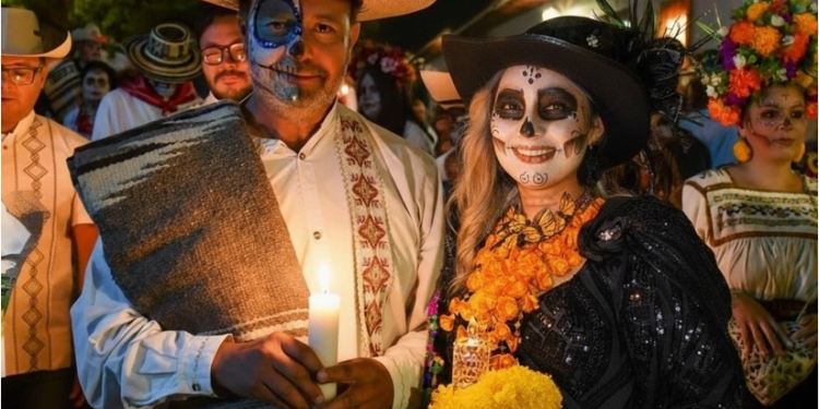 Julio Arreola encabezó el desfile “Camino al Cielo” en Pátzcuaro