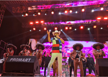 Fanny Arreola cierra la expo feria octubrina junto a Pancho Barraza.