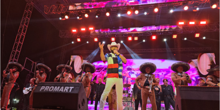 Fanny Arreola cierra la expo feria octubrina junto a Pancho Barraza.