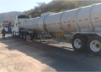 Detenidos dos hombres con más de 15 mil litros de hidrocarburo en una pipa: SSP