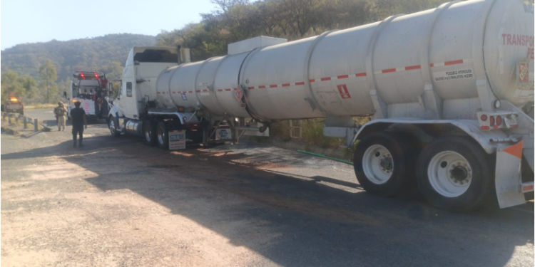 Detenidos dos hombres con más de 15 mil litros de hidrocarburo en una pipa: SSP