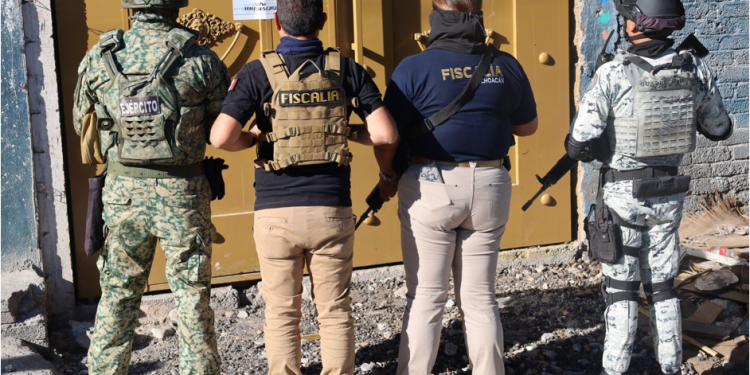 Fiscalía General ejecuta cateo en Morelia; aseguradas 450 dosis de metanfetamina y cartuchos útiles