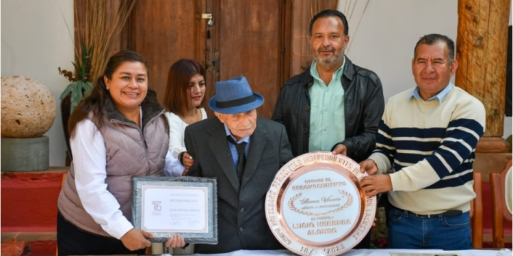 Julio Arreola rinde homenaje al periodismo pátzcuarense y michoacano