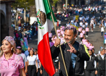 Julio Arreola encabeza el desfile del 115 Aniversario de la Revolución Mexicana en Pátzcuaro