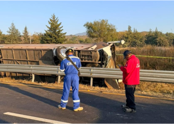 Atiende CRUM volcadura de autobús en la carretera Morelia-Pátzcuaro