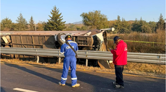 Atiende CRUM volcadura de autobús en la carretera Morelia-Pátzcuaro
