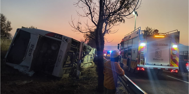 Inicia FGE Carpeta de Investigación por accidente en la carretera Morelia–Pátzcuaro; 7 personas fallecieron y 19 más resultaron lesionadas