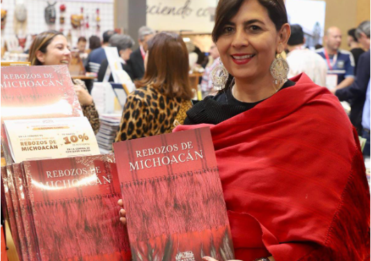 Michoacán celebra la enseñanza y tradición rebocera en la FIL de Guadalajara: Gabriela Molina
