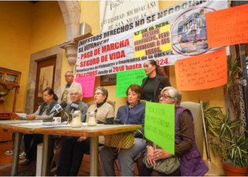 Familiares de trabajadores fallecidos de la UMSNH exigen pagos retenidos desde 2018