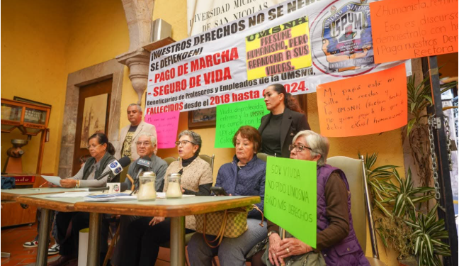 Familiares de trabajadores fallecidos de la UMSNH exigen pagos retenidos desde 2018