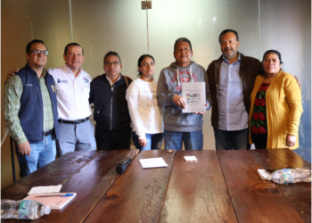 Julio Arreola entrega reglamento histórico al Consejo Intercultural del Lago de Pátzcuaro