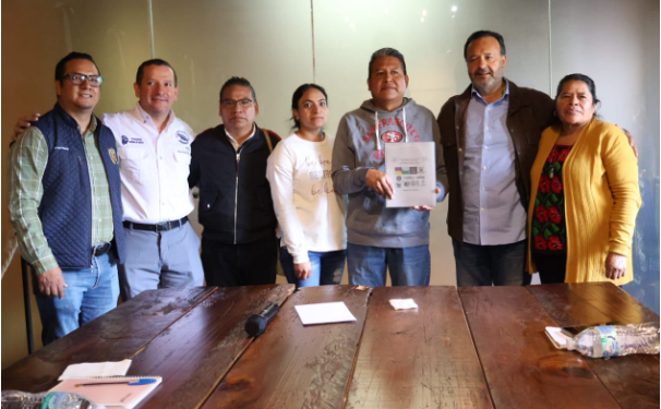 Julio Arreola entrega reglamento histórico al Consejo Intercultural del Lago de Pátzcuaro