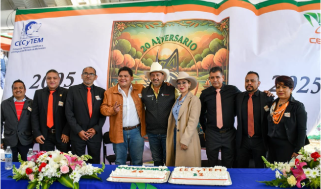 Julio Arreola apuesta por la educación y reconoce 20 años del CECyTEM Huecorio