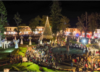Todo un éxito el encendido del Árbol Navideño, la Caravana y el 10° aniversario del Nacimiento Monumental en Pátzcuaro