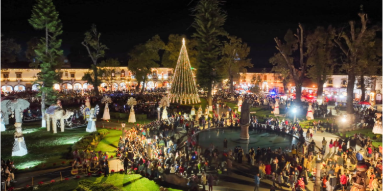Todo un éxito el encendido del Árbol Navideño, la Caravana y el 10° aniversario del Nacimiento Monumental en Pátzcuaro