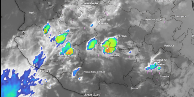 Inicia el desarrollo de núcleos de tormenta en el occidente del país, de acuerdo con las imágenes de satélite.