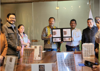 Julio Arreola coloca a Pátzcuaro en el mapa mundial con la cancelación de la estampilla Catrina Postal-Día de Muertos