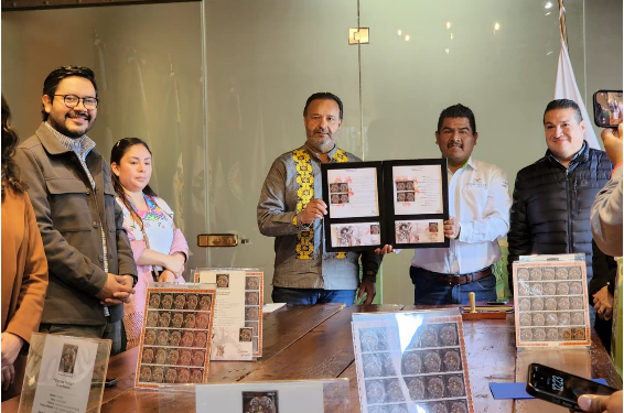 Julio Arreola coloca a Pátzcuaro en el mapa mundial con la cancelación de la estampilla Catrina Postal-Día de Muertos