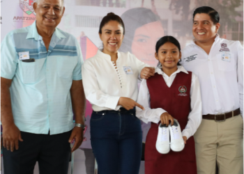 Fanny Arreola impulsa la educación y el deporte con entrega de tenis y balones en secundarias.
