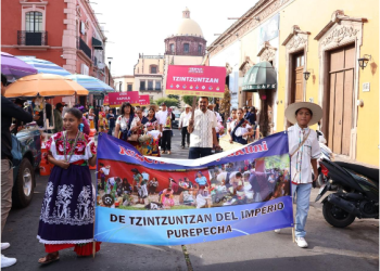 Cientos de personas artesanas pintan el Tianguis de Occidente de Zamora en desfile inaugural