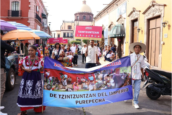 Cientos de personas artesanas pintan el Tianguis de Occidente de Zamora en desfile inaugural