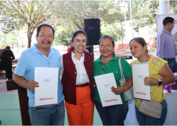 Con el respaldo de Fanny Arreola, 90 familias de Apatzingán reciben escrituras que garantizan su patrimonio.