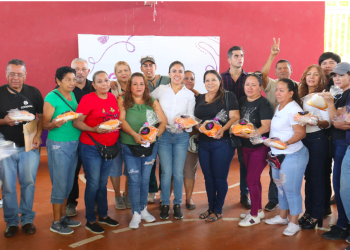 Entrega de cenas navideñas gratuitas en Apatzingán.