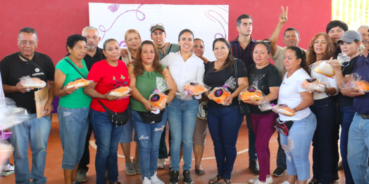 Entrega de cenas navideñas gratuitas en Apatzingán.
