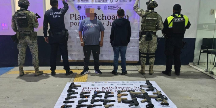 Detenidos entre Michoacán y Guanajuato un hombre y un menor de edad con 24 armas