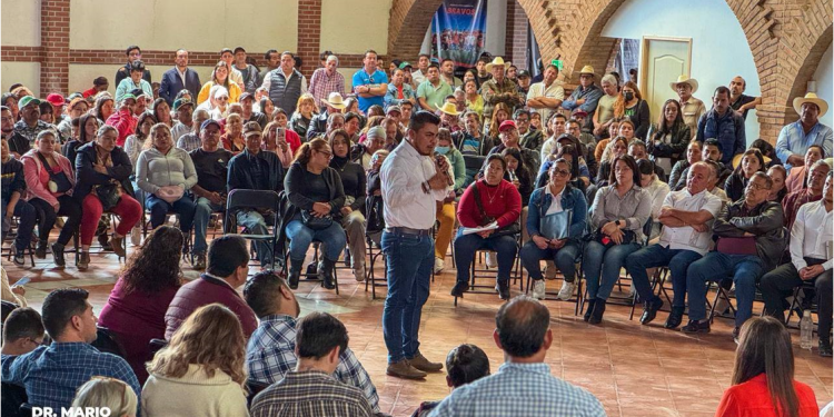 Mario encabeza asamblea de información y se afianza como líder en Maravatío