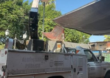 Se realizan actividades de mantenimiento y rehabilitación en la plaza principal de Acahuato