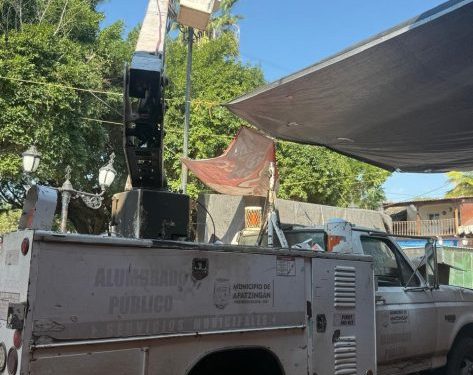 Se realizan actividades de mantenimiento y rehabilitación en la plaza principal de Acahuato