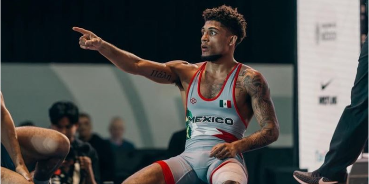 Gana Roman Bravo-Young medalla de plata en Torneo Internacional de Lucha Olímpica