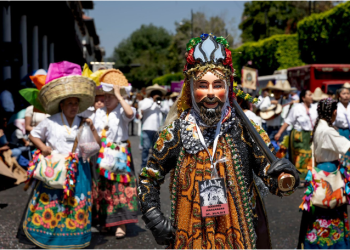 La indumentaria tradicional brillará en el Tianguis de Domingo de Ramos: Secum