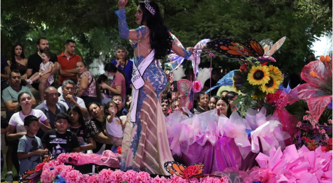 Carnaval Apatzingán 2026: más de 700 voces que pintaron de fiesta la ciudad.