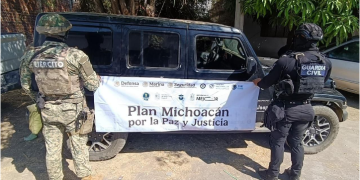 SSP y fuerzas federales detienen a hombre en posesión de armamento, en Apatzingán