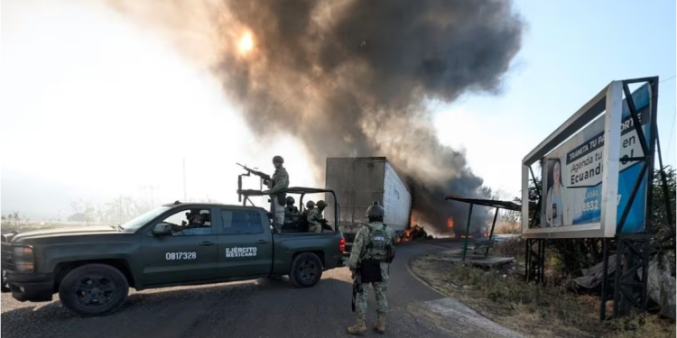 Guardia Civil libera bloqueos con apoyo de vehículos blindados; secretario encabeza operativo en región.