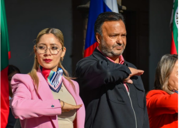 Julio Arreola refrenda unidad e identidad nacional en el Día de la Bandera en Pátzcuaro