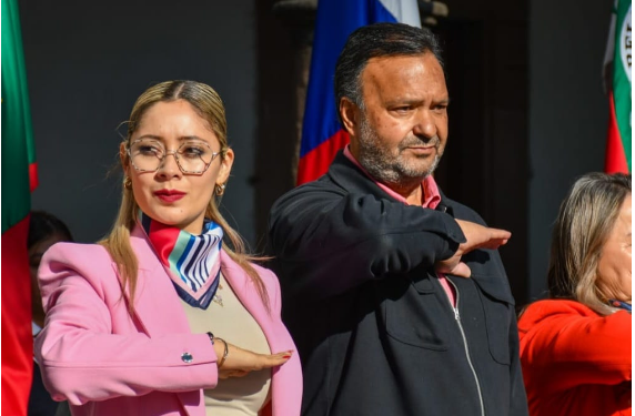 Julio Arreola refrenda unidad e identidad nacional en el Día de la Bandera en Pátzcuaro