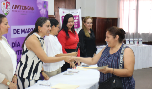 Gobierno de Apatzingán impulsa la autonomía económica de mujeres con entrega de créditos.