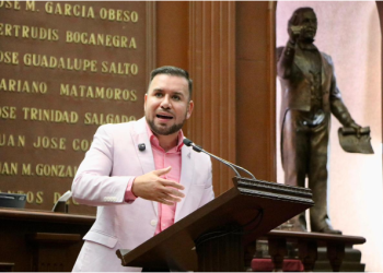 Plantea Reyes Galindo regular uso de celulares en escuelas primarias y secundarias de Michoacán